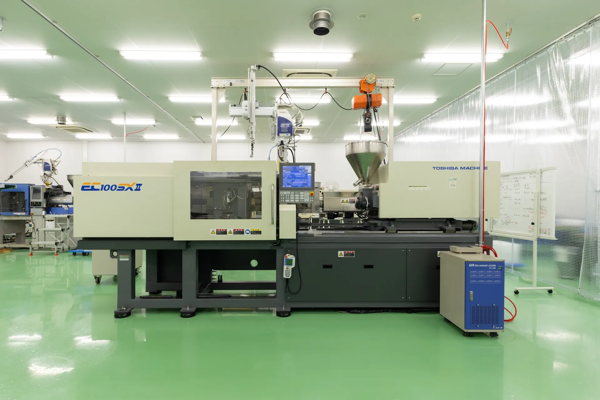 Clean room-equipped molding building